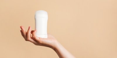 V dlani je deodorant