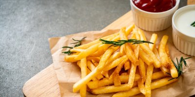 Hranolky na prkénku s kečupem a tatarkou