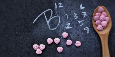 Doplňky stravy na lžíce a nápis B