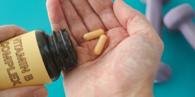 Ruka si sype prášky na ruku