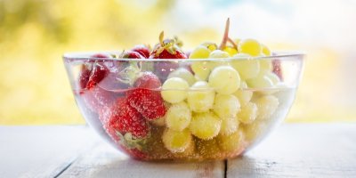 Ovoce namočené ve vodě v misce