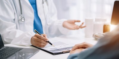 Lékař předepisuje lék