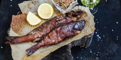 Dvě uzené ryby s citronem