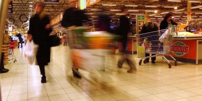 Lidé nakupují v Globusu