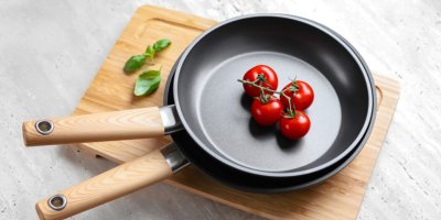 Pánve s rajčaty na dřevěném prkénku