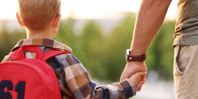 Rodič vede dítě do školy