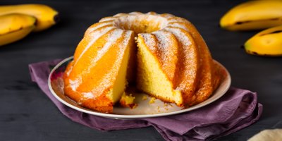 Banánová bábovka na talíři