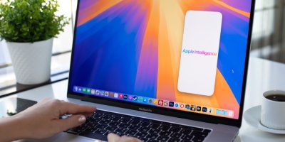 Žena ovládá Apple Macbook