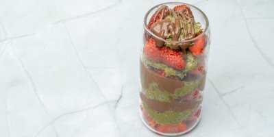 Jahody s dubajskou čokoládou ve sklenici