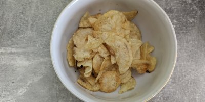 Strážnické brambůrky v bílé misce