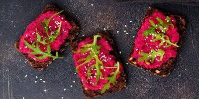 Tři chleby s růžovou pomazánkou a rukolou