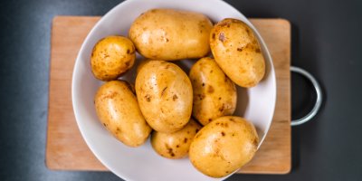 Syrové brambory v talíři