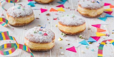 Koblihy s cukrem a konfetami