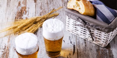 Pivo a pečivo na stole