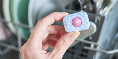 Tableta do myčky v ruce