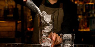 Kostky ledu padající do sklenice