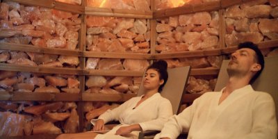 Pár relaxuje v solné jeskyni