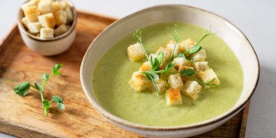 Zeleninová polévka v misce s krutony