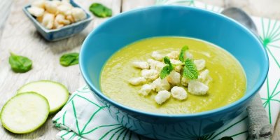 Cuketová polévka s krutony v modrém talíři