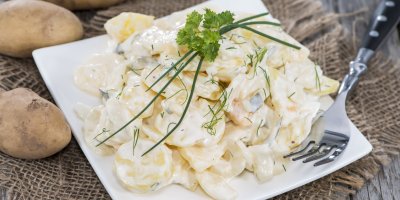 Salát s bramborami a bylinkami