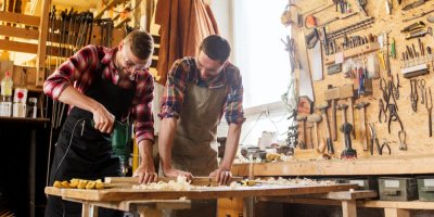 Dva muži pracují v dílně