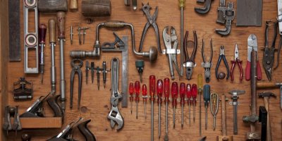 Srovnané nářadí na zdi v dílně
