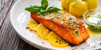 Losos se zeleninou na talíři