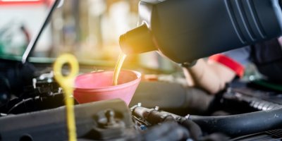 Nalévání nového motorového oleje do motoru
