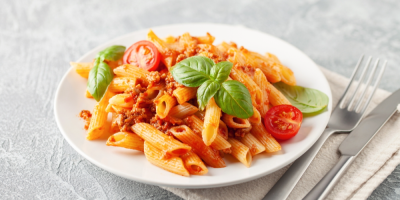 Těstoviny s boloňskou omáčkou, bazalkou a rajčaty
