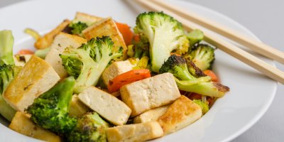 Tofu se zeleninou na talíři