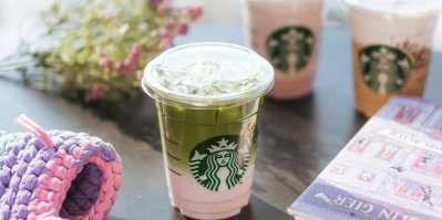 Matcha latté s levandulovou příchutí v kelímku s logem Starbucks