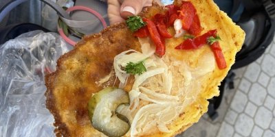 Smaženka s paprikou, cibulí a okurkou