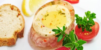 Vejce a šunka v aspiku na talíři