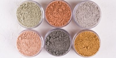 6 misek s barevnými prášky