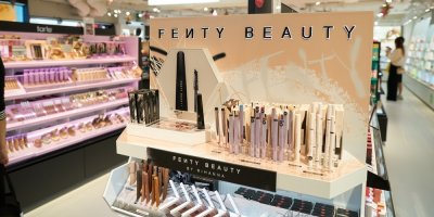 Produkty značky Fenty Beauty vystavené v obchodě Sephora
