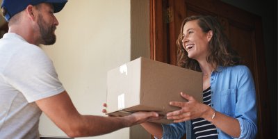 Muž předává ženě balíček