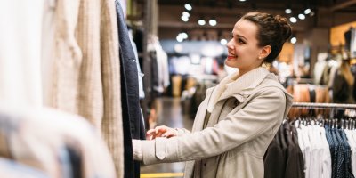 Žena si vybírá oblečení v obchodě