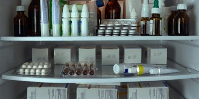 Různé druhy léků v lednici