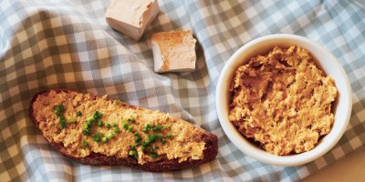 Jemná drožďová pomazánka s pažitkou.