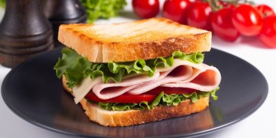 Sendvič se šunkou, sýrem, salátem a rajčetem