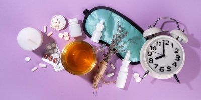 Sleepmaxxing, koncept pro zlepšení kvality spánku, maska na oči, bylinný čaj, levandule, léčivé prostředky