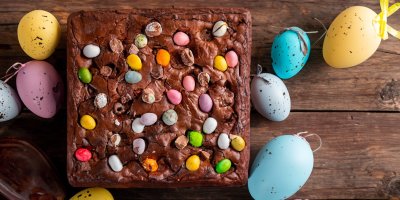 Čokoládové brownies s čokoládovými barevnými vejci
