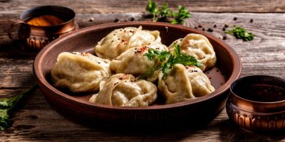 Smažené čínské knedlíčky v míse