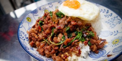 Tradiční thajský stir-fry phat kaphrao s rýží v talíři