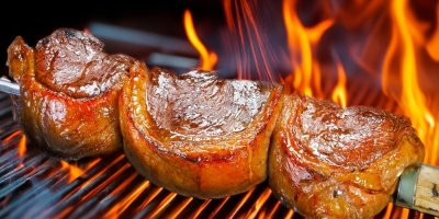 Picanha na špejli nad grilem