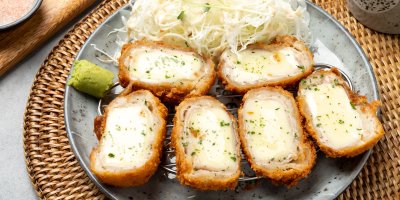 Kousky smaženého řízku s mozzarellou