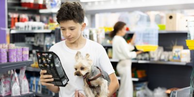 Chlapec vybírá krmivo pro psa