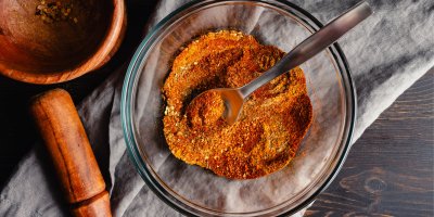 Směs koření v misce se lžičkou