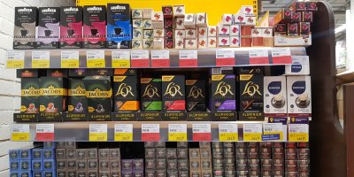 Regál s kapslemi v obchodě