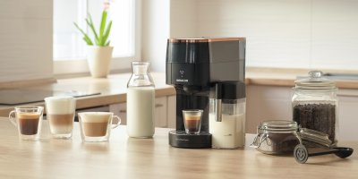 Kávovar Sencor, okolo mléko a šálky s kávou